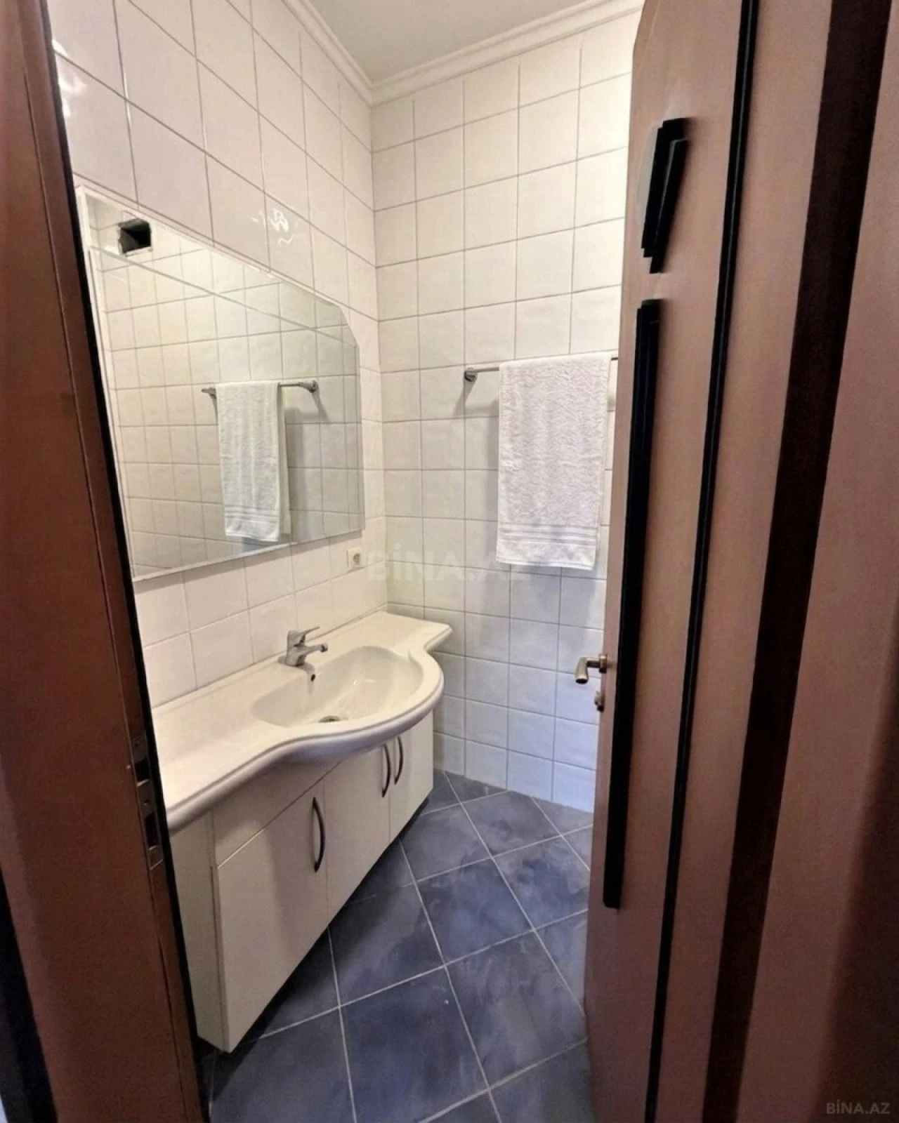 Satılır 4 otaqlı mənzil 183 m²