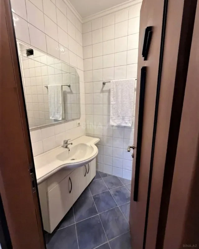 Satılır 4 otaqlı mənzil 183 m²