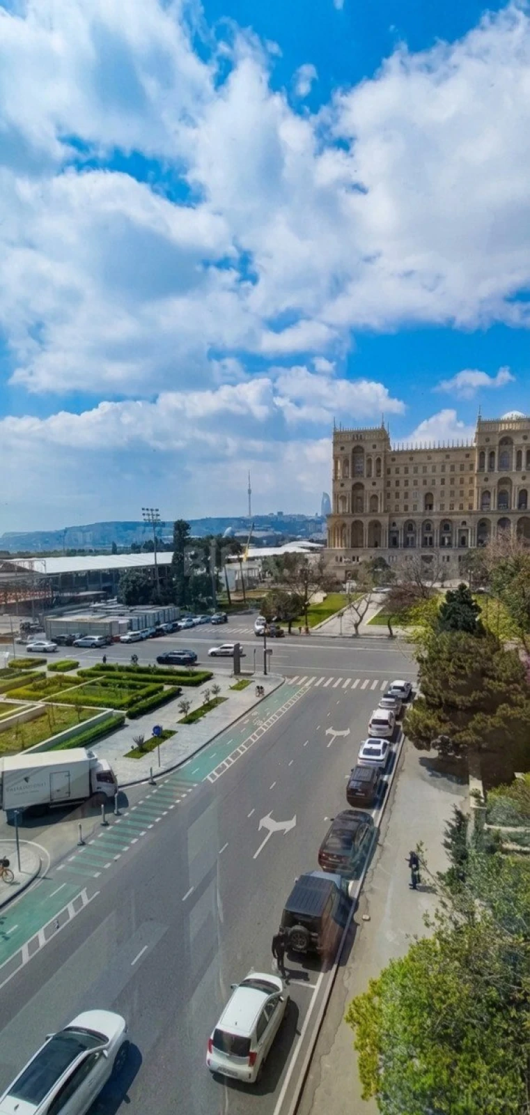 Satılır 4 otaqlı mənzil 183 m²