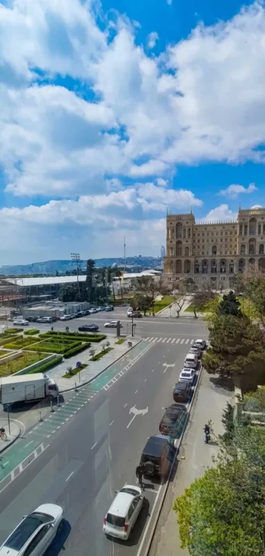 Satılır 4 otaqlı mənzil 183 m²