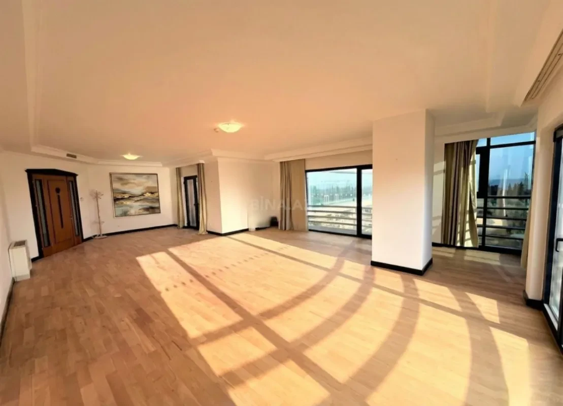 Satılır 4 otaqlı mənzil 183 m²