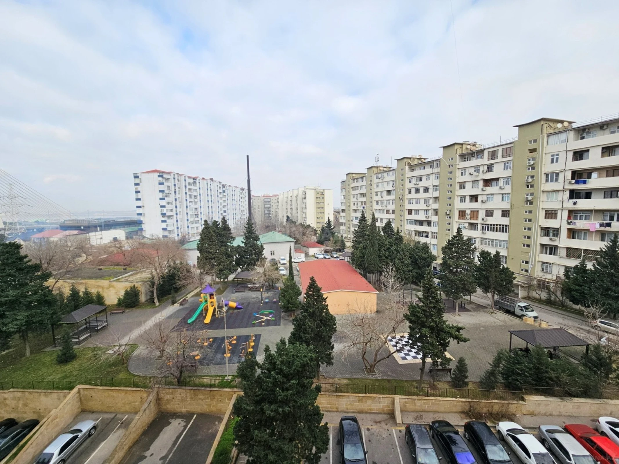 Satılır 4 otaqlı mənzil 110 m²