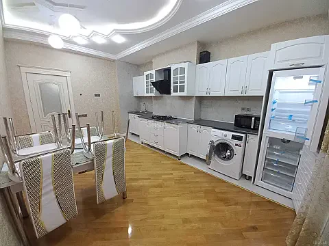 Kirayə verilir 2 otaqlı mənzil 80 m²
