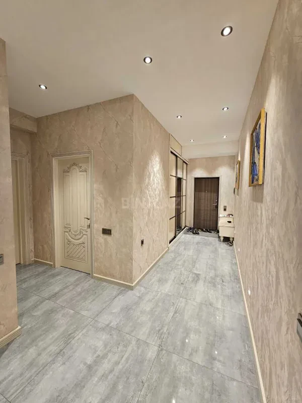 Satılır 3 otaqlı mənzil 180 m²