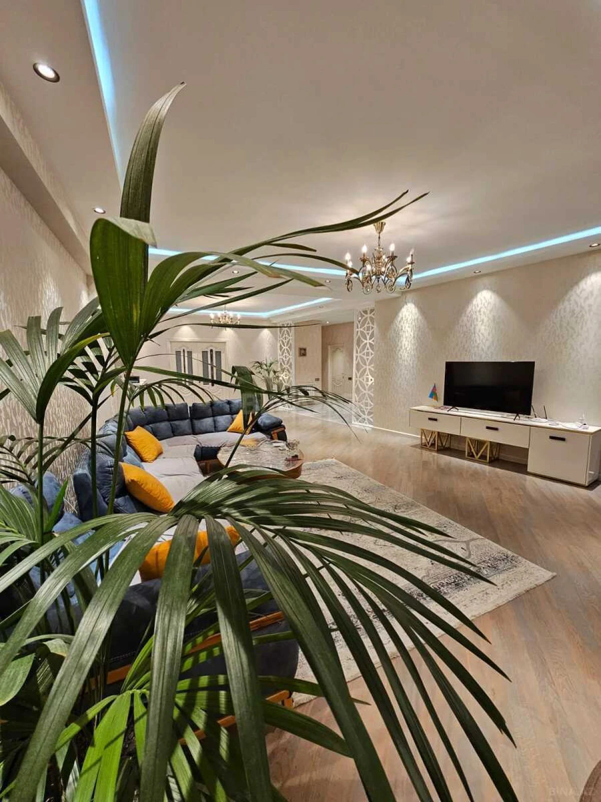Satılır 3 otaqlı mənzil 180 m²