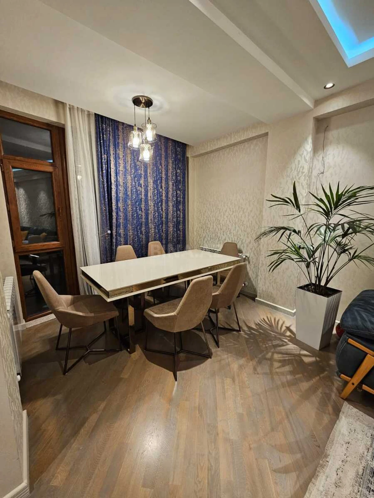 Satılır 3 otaqlı mənzil 180 m²