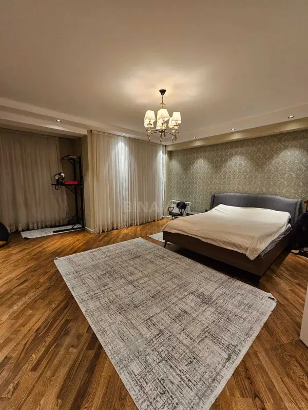 Satılır 3 otaqlı mənzil 180 m²