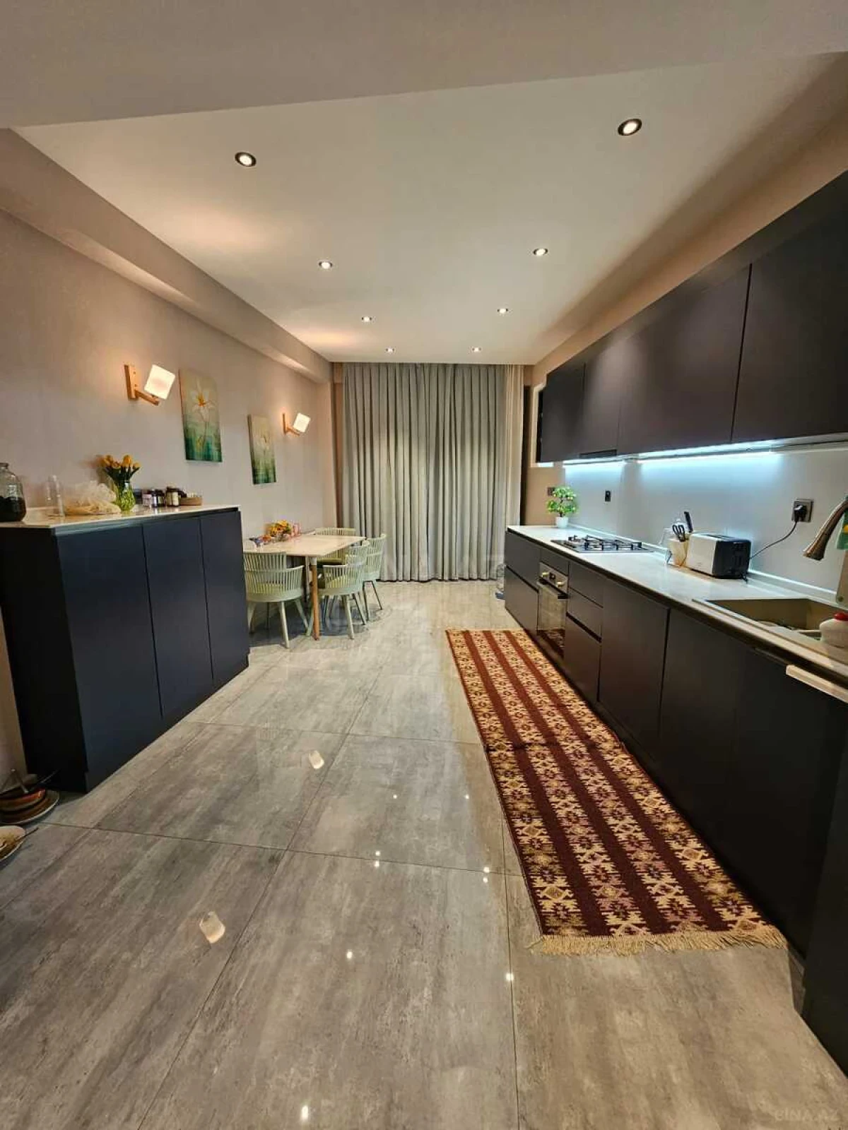 Satılır 3 otaqlı mənzil 180 m²