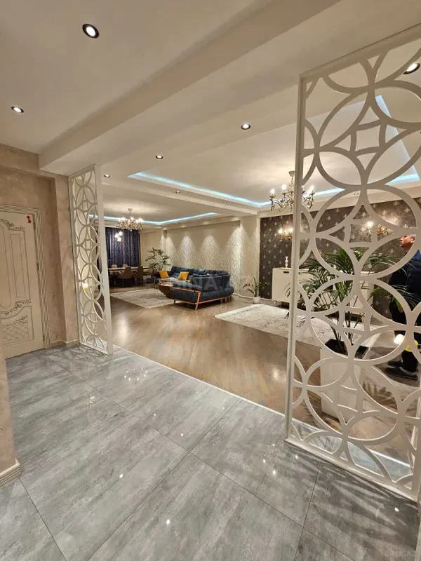 Satılır 3 otaqlı mənzil 180 m²