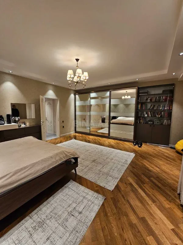 Satılır 3 otaqlı mənzil 180 m²