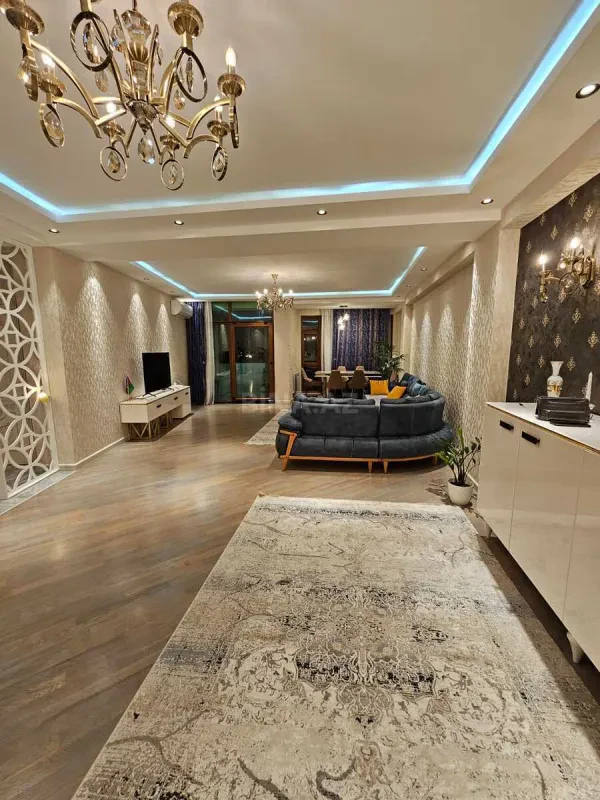 Satılır 3 otaqlı mənzil 180 m²