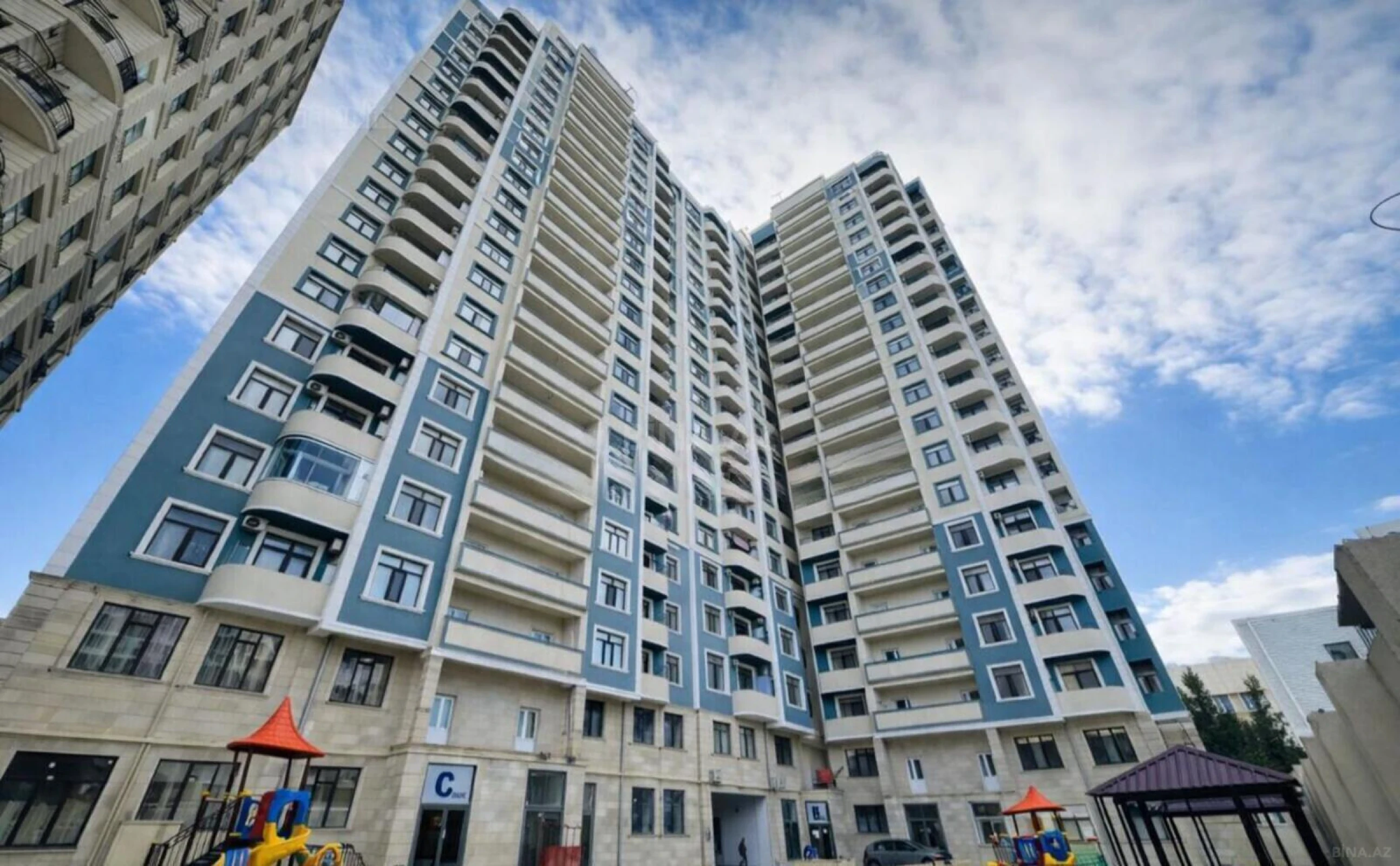 Satılır 4 otaqlı mənzil 172 m²