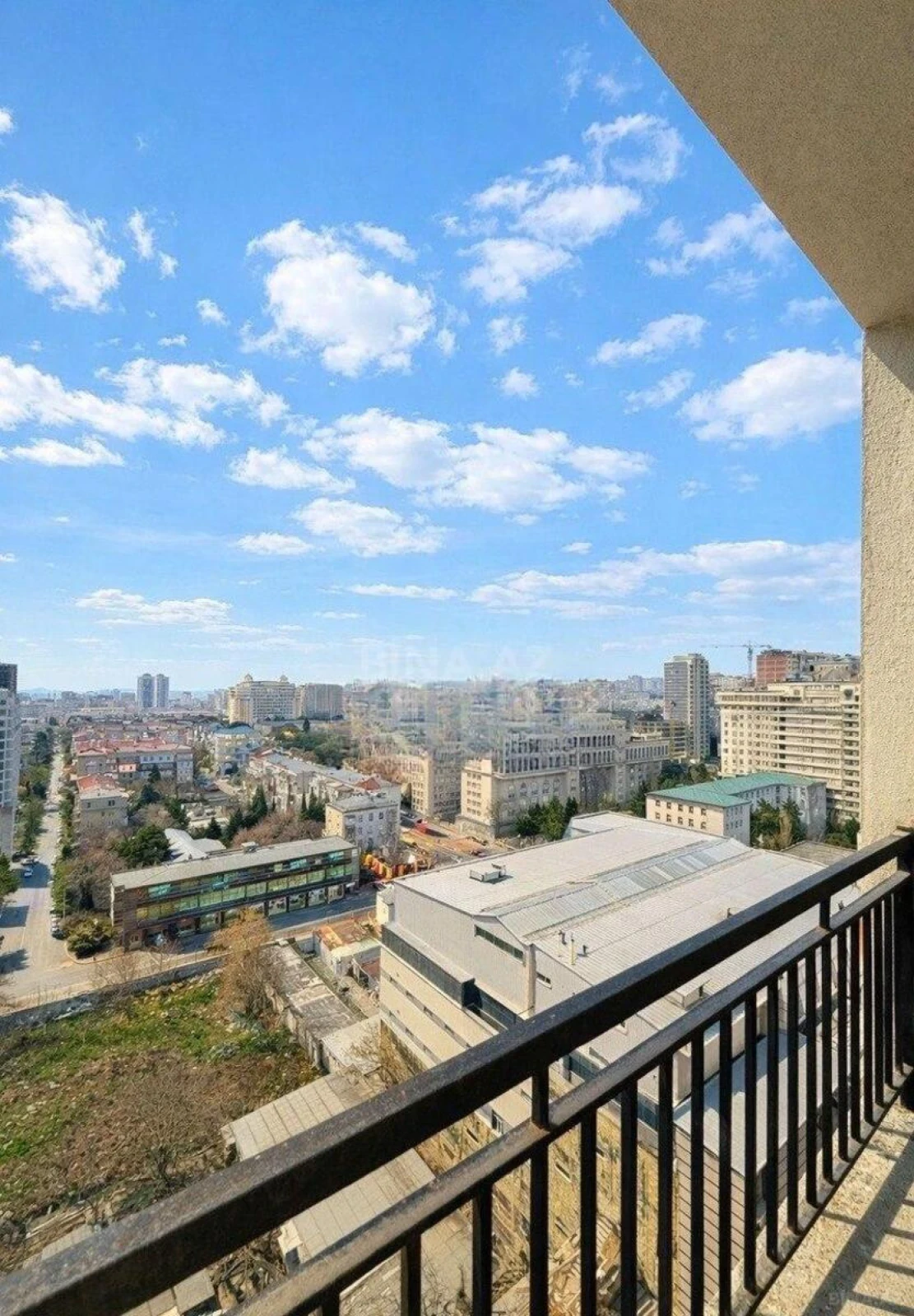 Satılır 4 otaqlı mənzil 172 m²