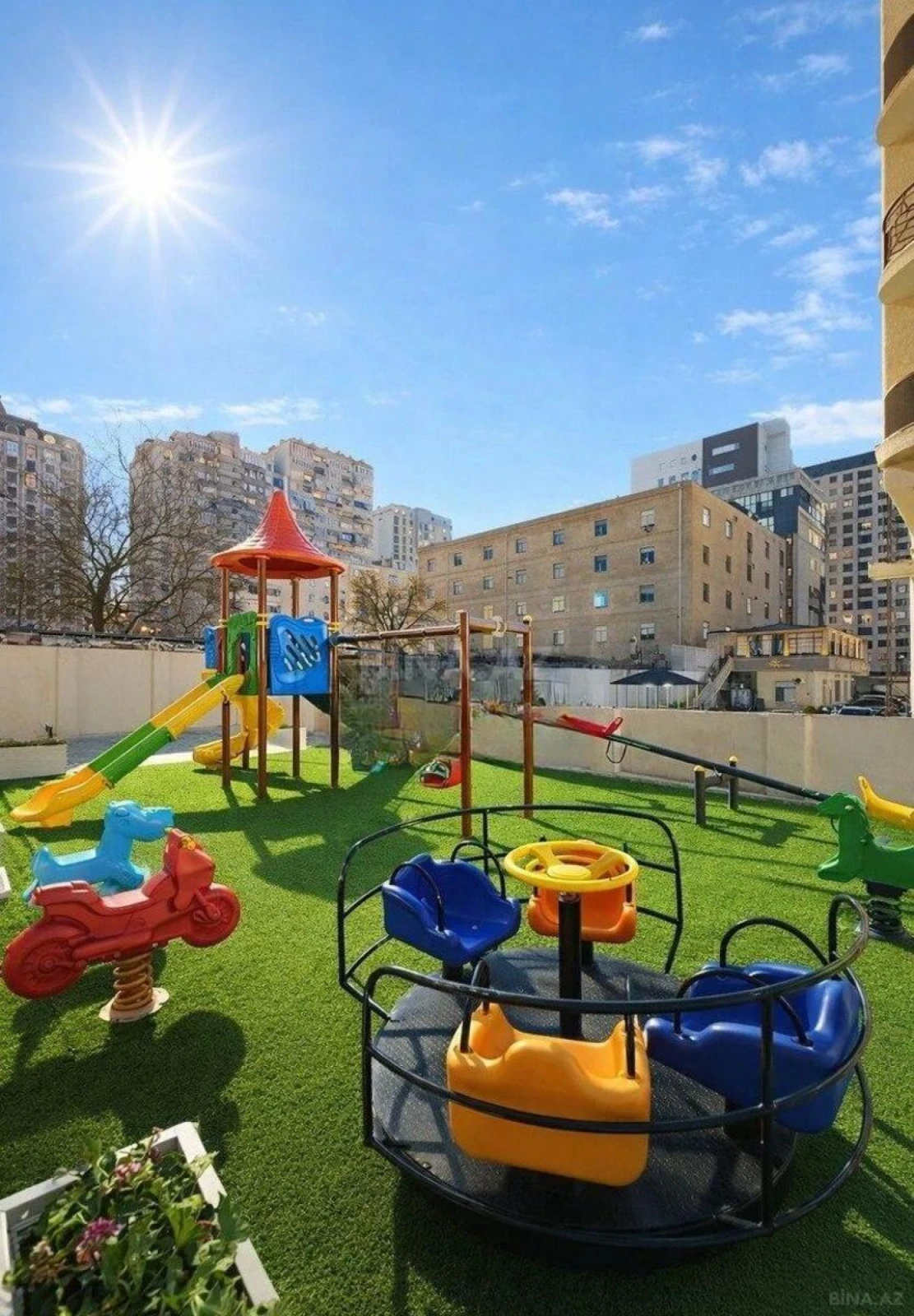 Satılır 4 otaqlı mənzil 172 m²