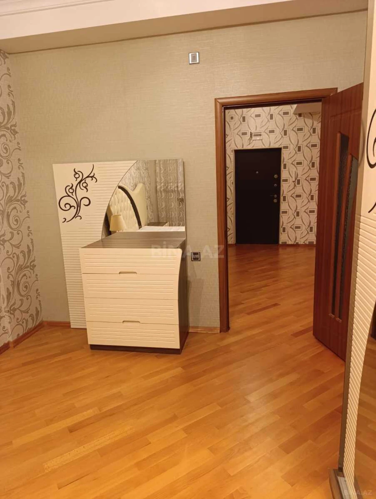 Kirayə verilir 2 otaqlı mənzil 98 m²