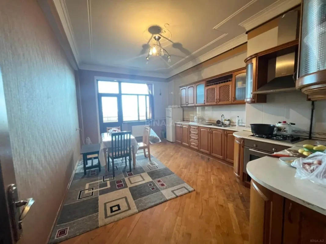 Satılır 4 otaqlı mənzil 214 m²