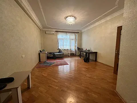 Satılır 4 otaqlı mənzil 214 m²