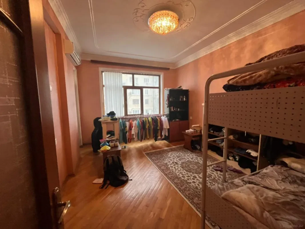 Satılır 4 otaqlı mənzil 214 m²