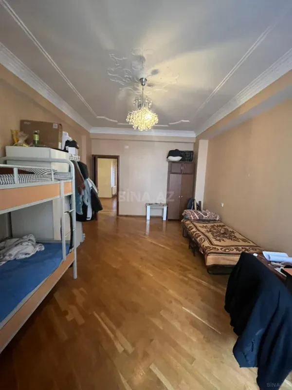Satılır 4 otaqlı mənzil 214 m²