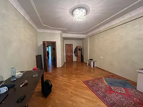 Satılır 4 otaqlı mənzil 214 m²