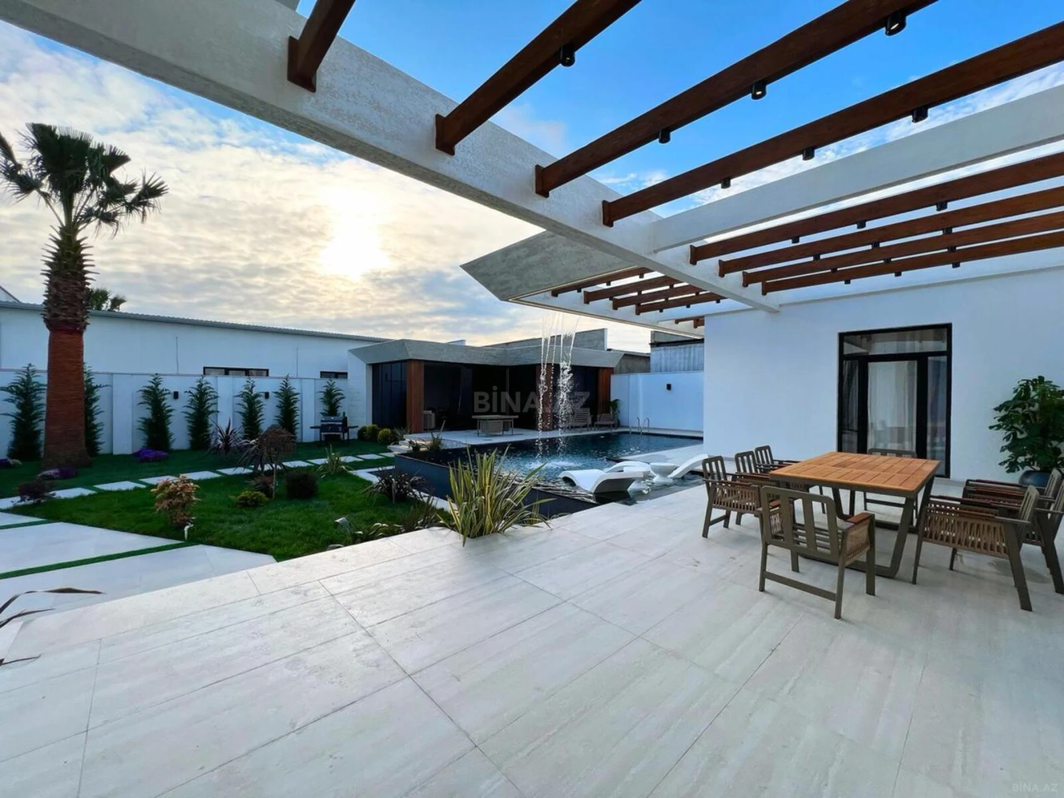 Satılır 5 otaqlı həyət evi 220 m²