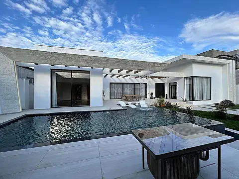 Satılır 5 otaqlı həyət evi 220 m²