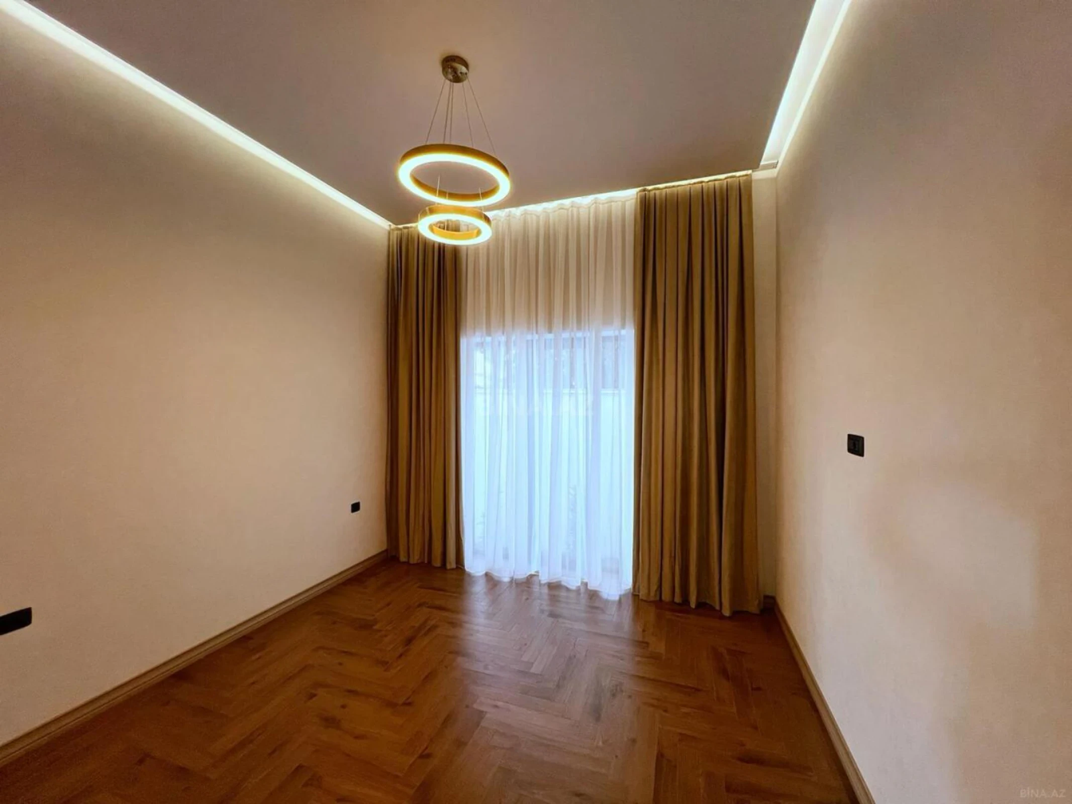 Satılır 5 otaqlı həyət evi 220 m²