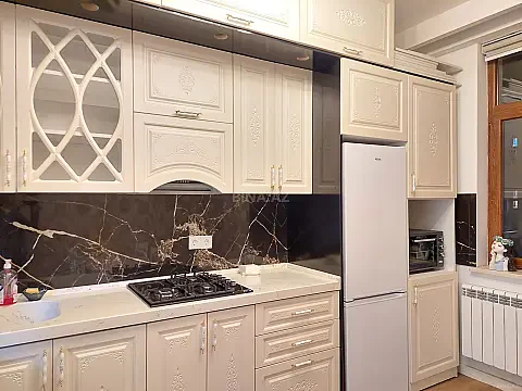 Kirayə verilir 2 otaqlı mənzil 85 m²