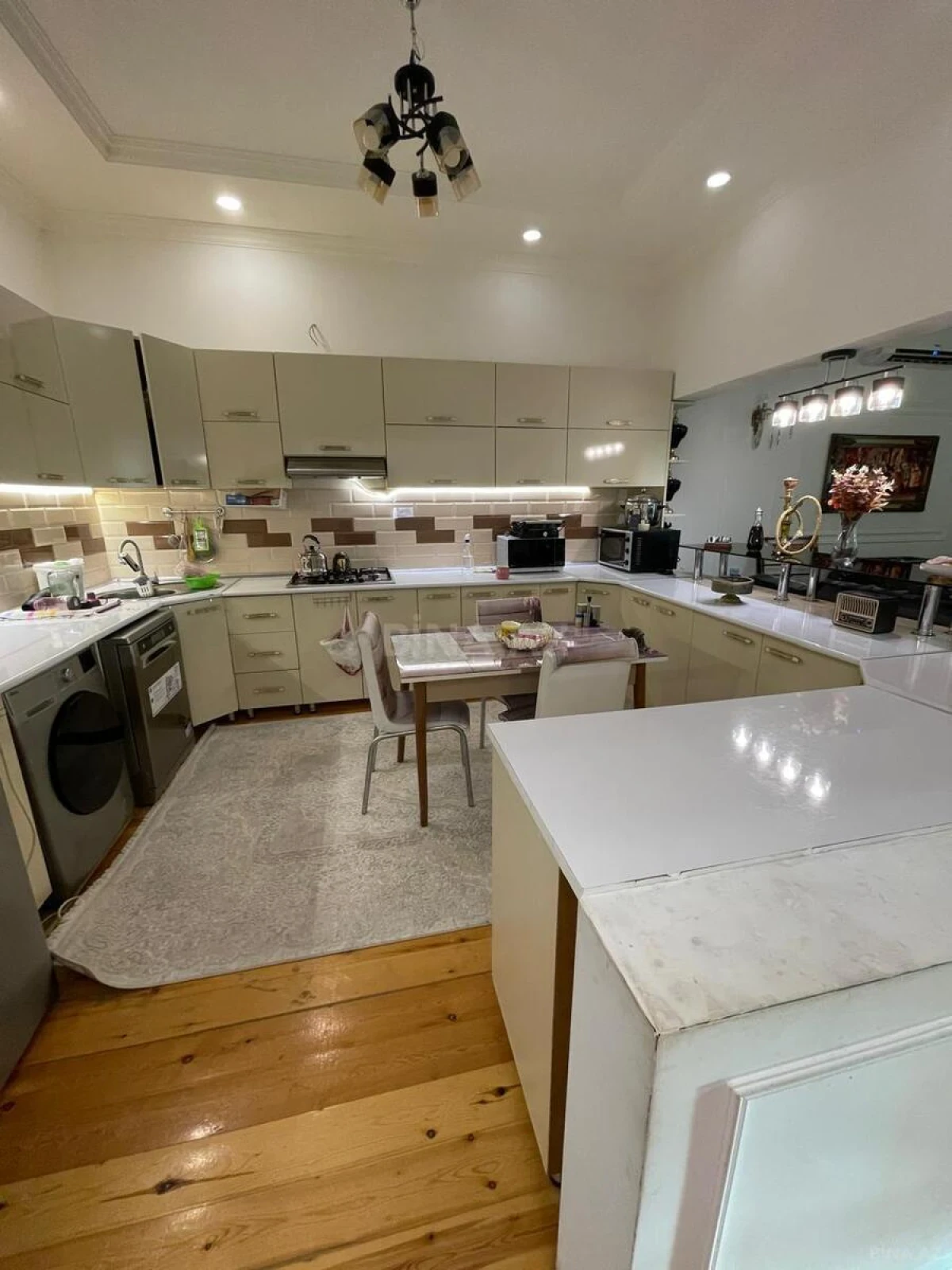 Satılır 5 otaqlı həyət evi 240 m²