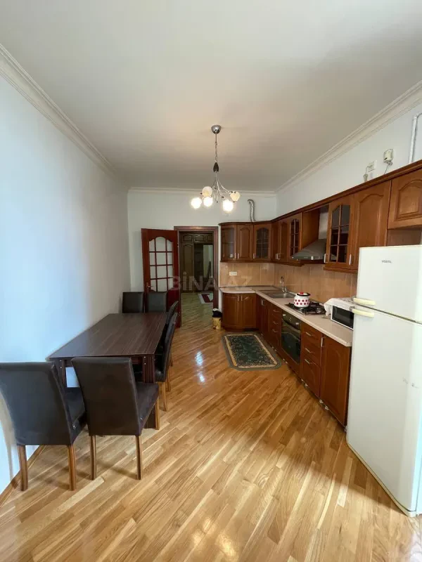 Kirayə verilir 3 otaqlı mənzil 145 m²