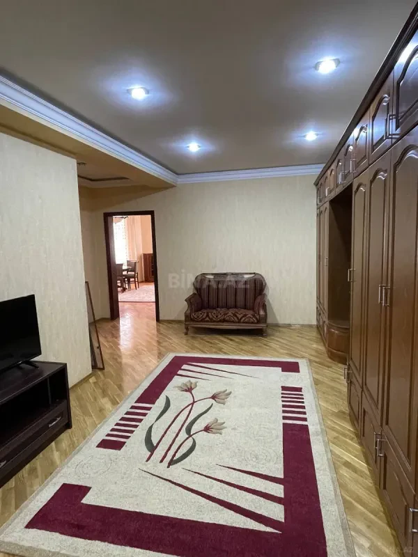 Kirayə verilir 3 otaqlı mənzil 145 m²