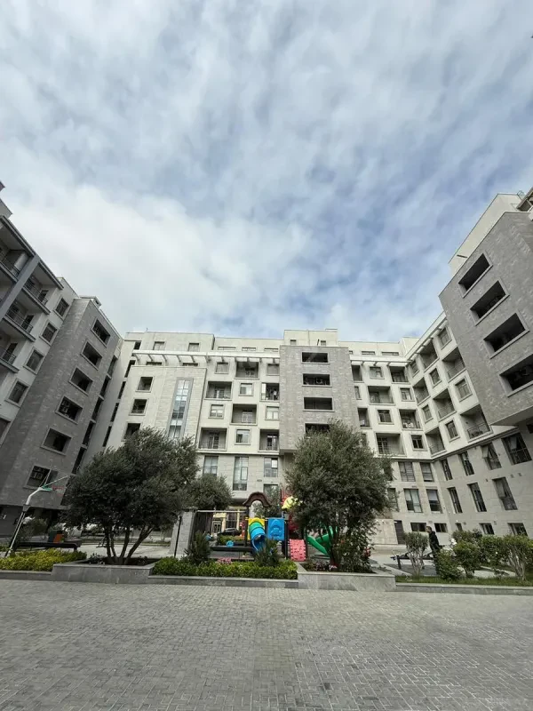 Satılır 4 otaqlı mənzil 220 m²