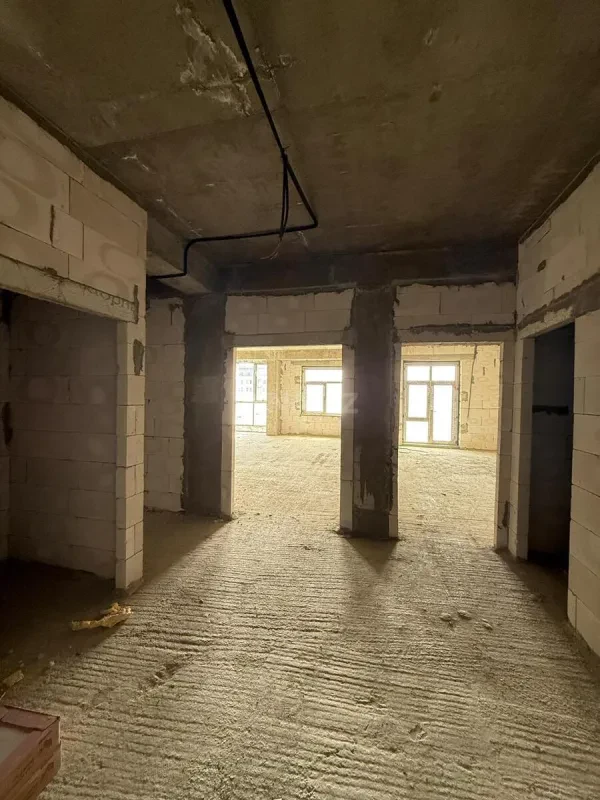 Satılır 4 otaqlı mənzil 220 m²