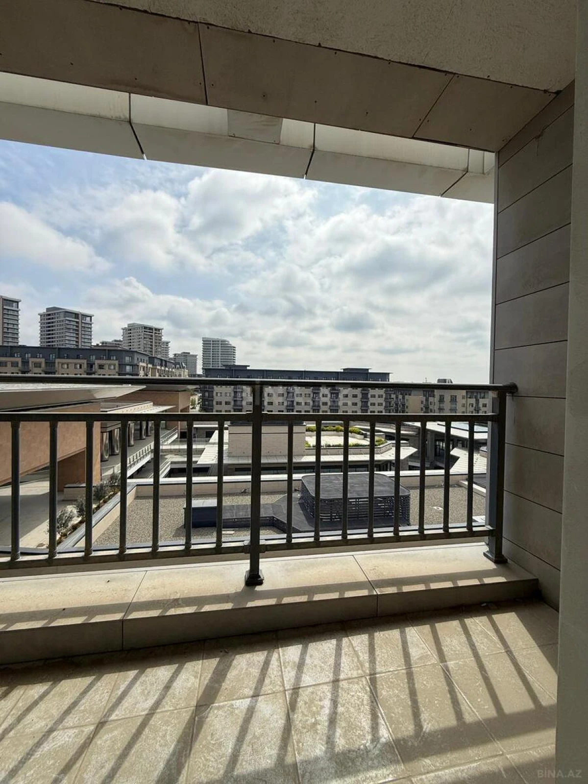 Satılır 4 otaqlı mənzil 220 m²