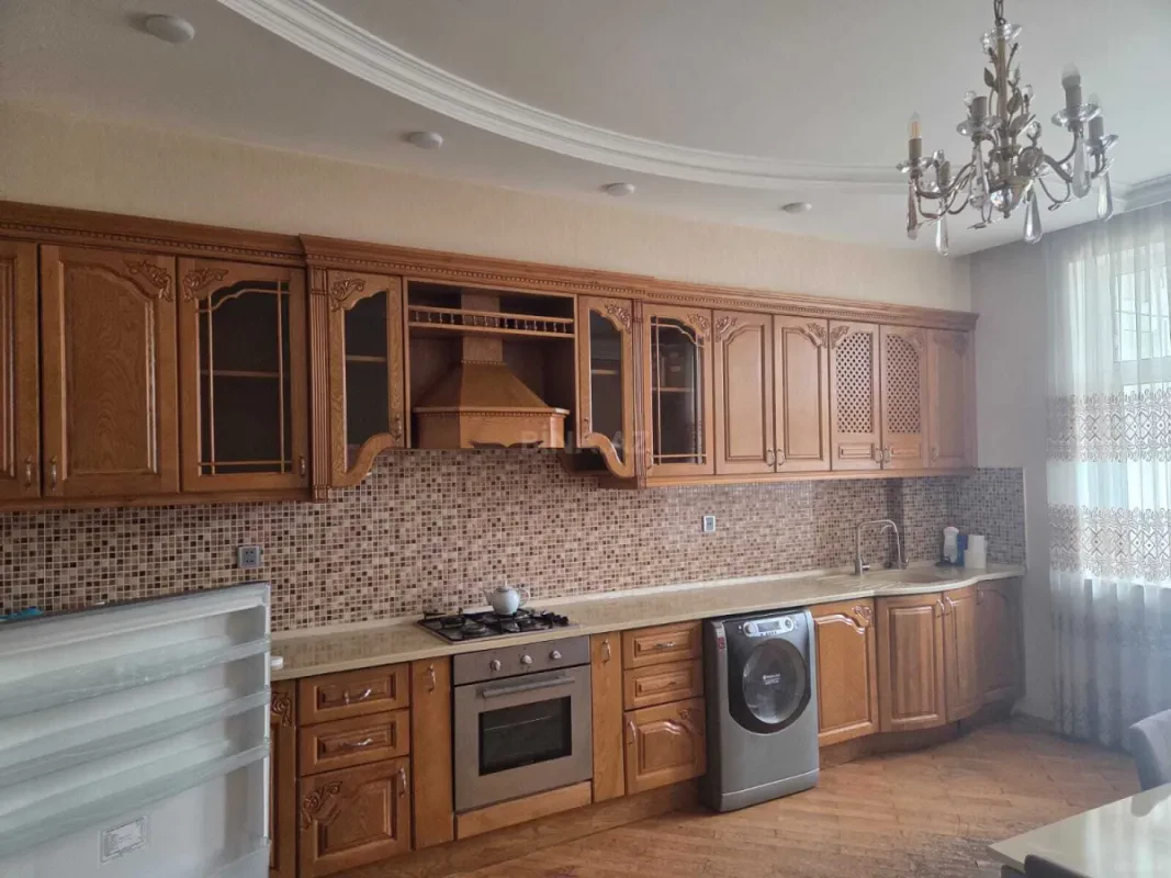 Kirayə verilir 3 otaqlı mənzil 178 m²