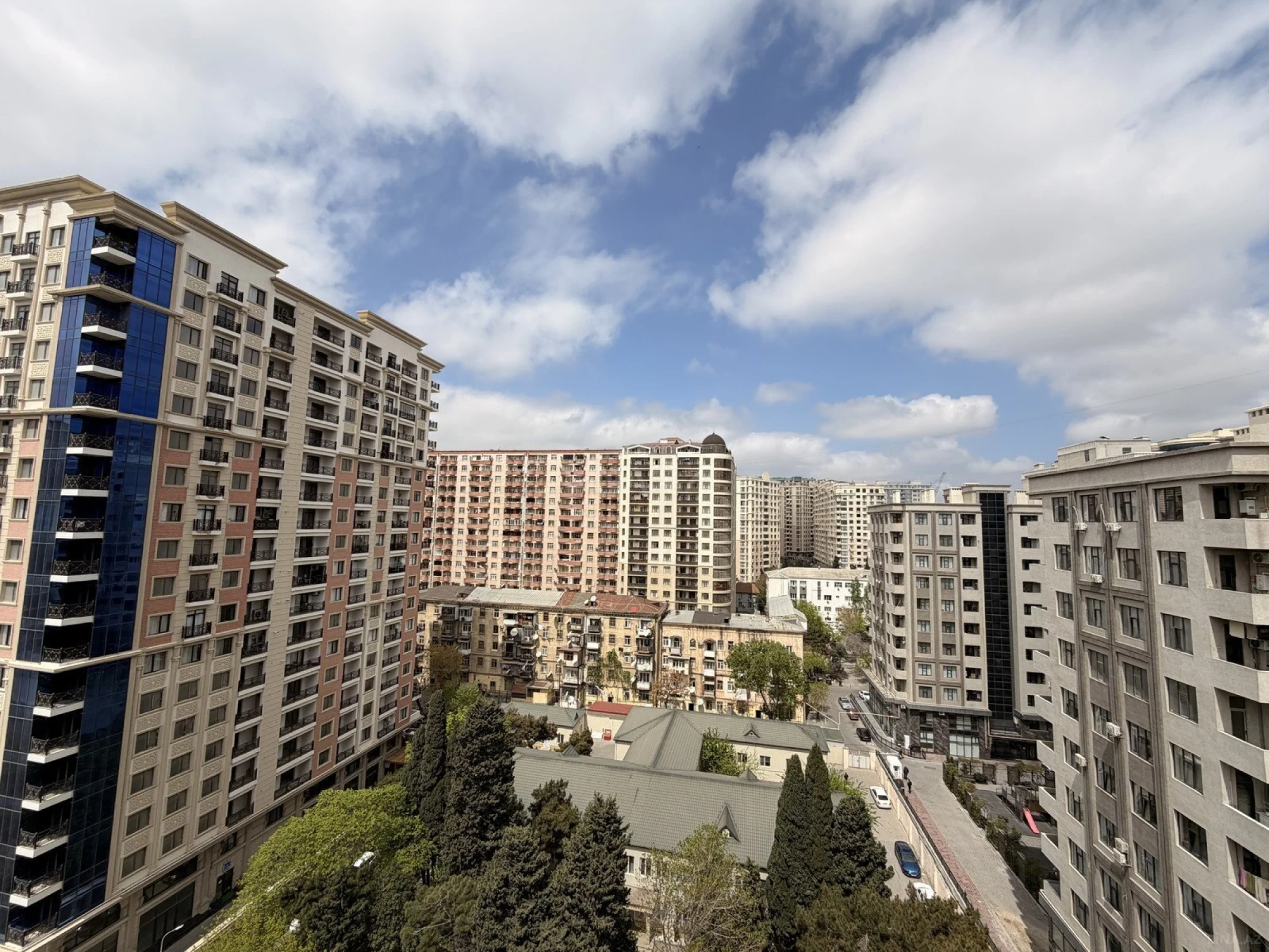 Satılır 2 otaqlı mənzil 103 m²