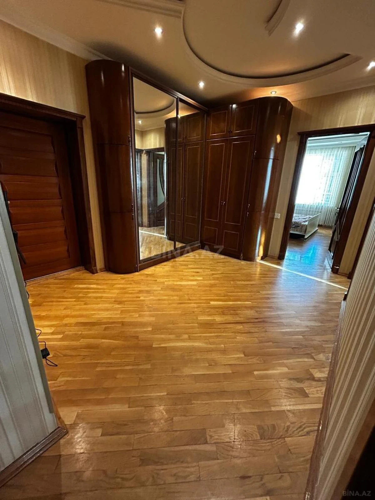 Kirayə verilir 4 otaqlı mənzil 160 m²