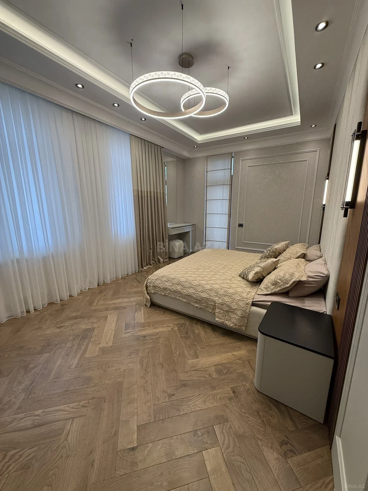 Satılır 4 otaqlı mənzil 186 m²