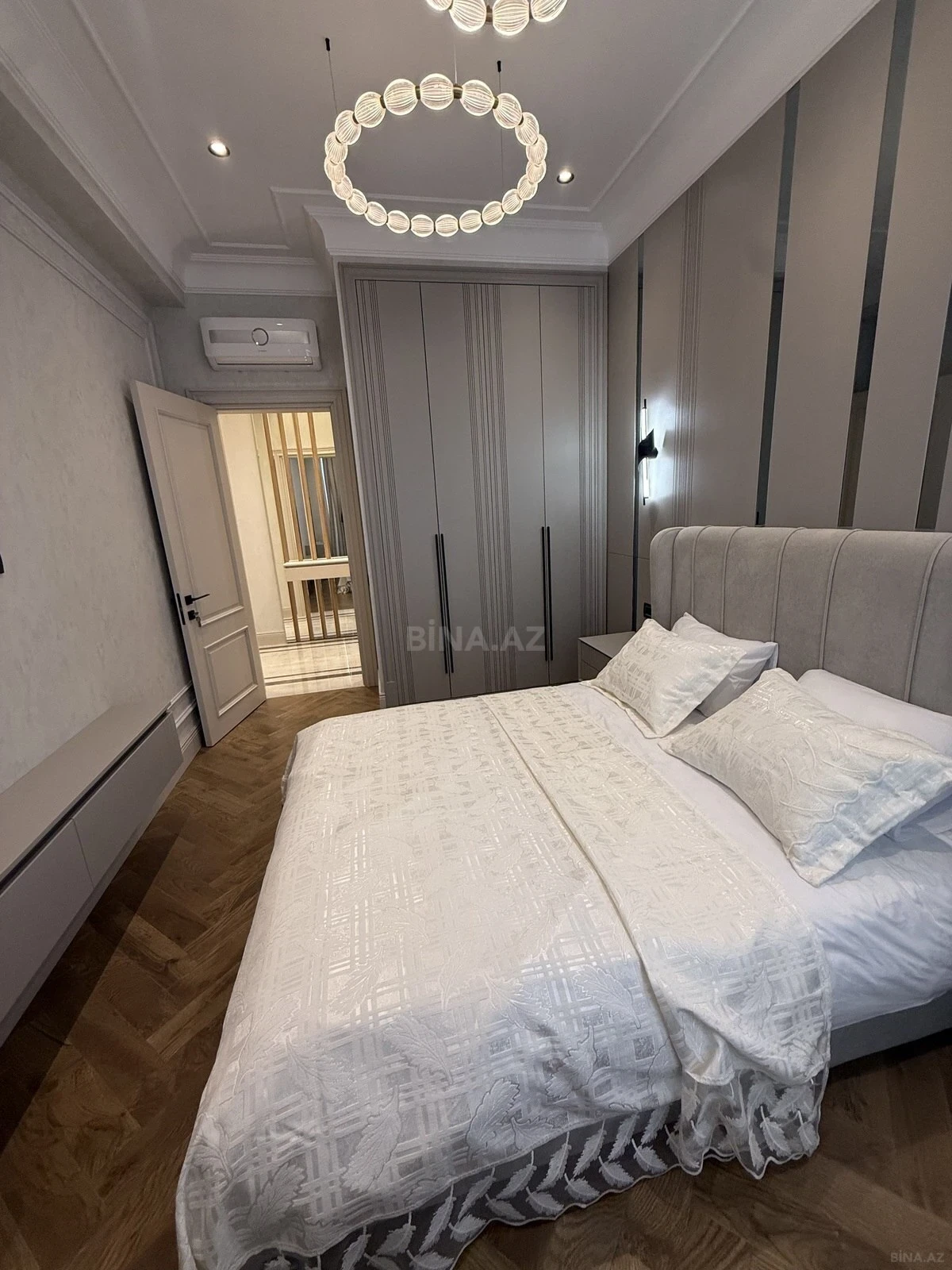Satılır 4 otaqlı mənzil 186 m²