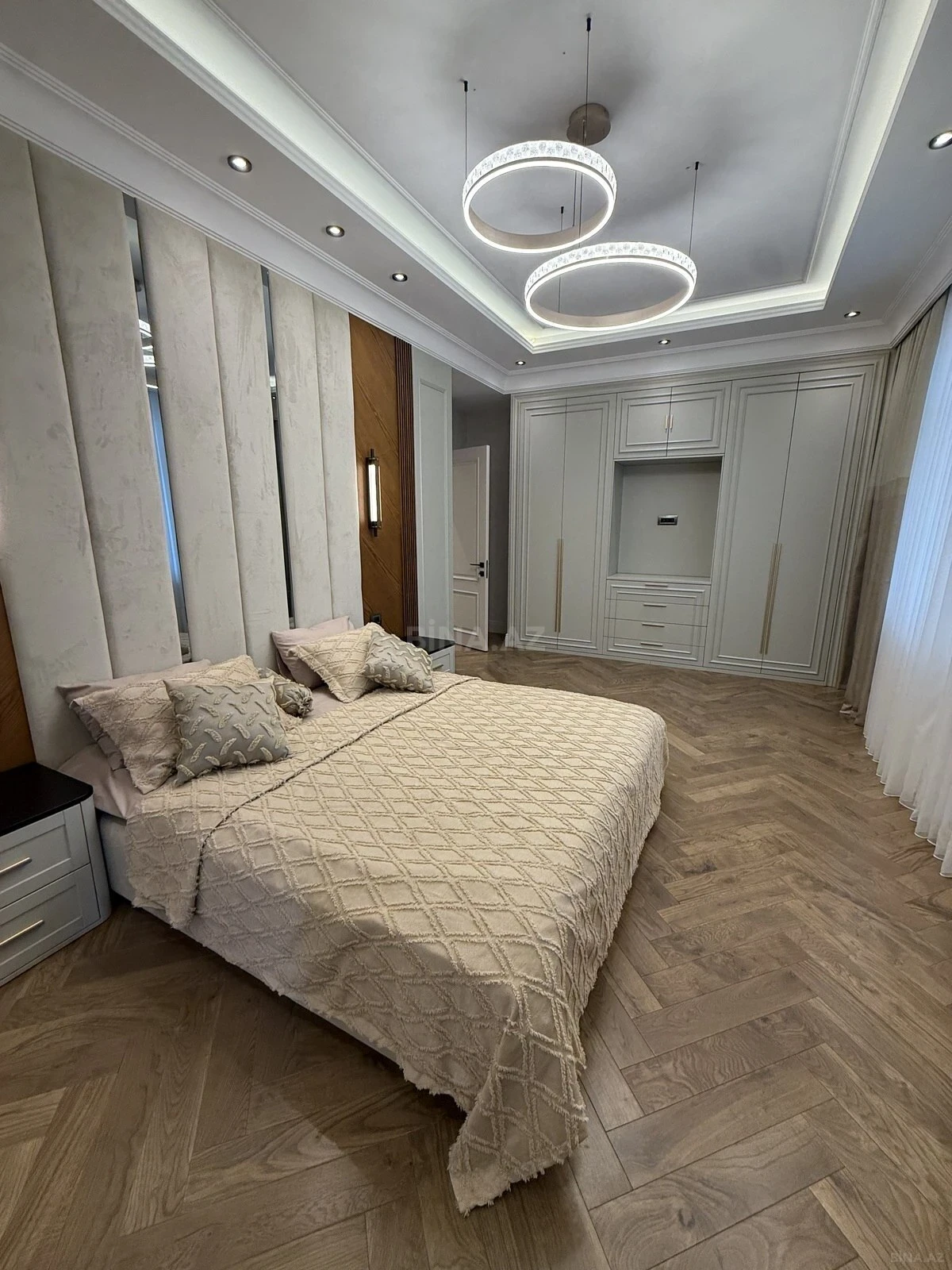 Satılır 4 otaqlı mənzil 186 m²