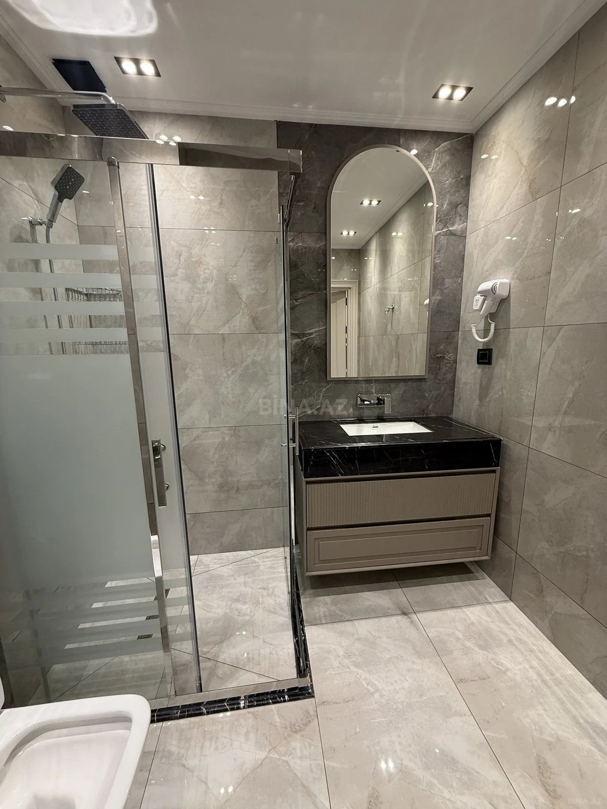 Satılır 4 otaqlı mənzil 186 m²