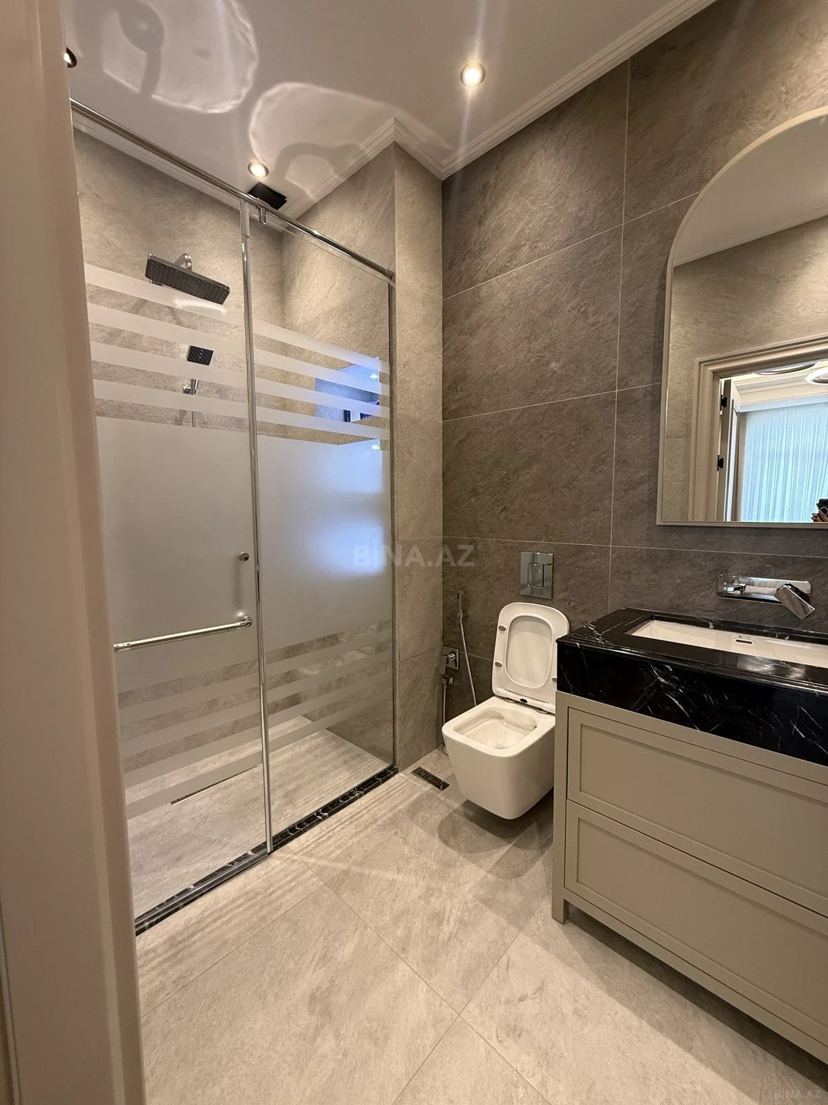Satılır 4 otaqlı mənzil 186 m²