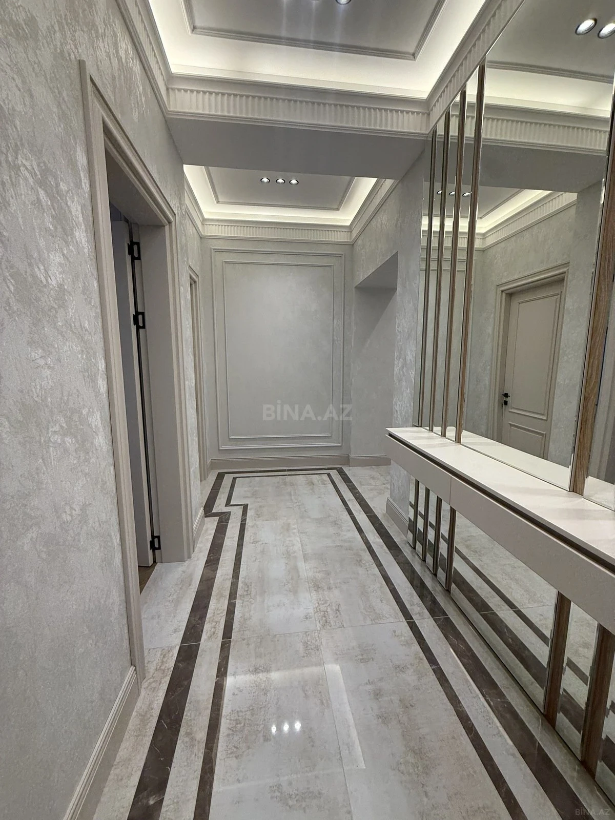 Satılır 4 otaqlı mənzil 186 m²