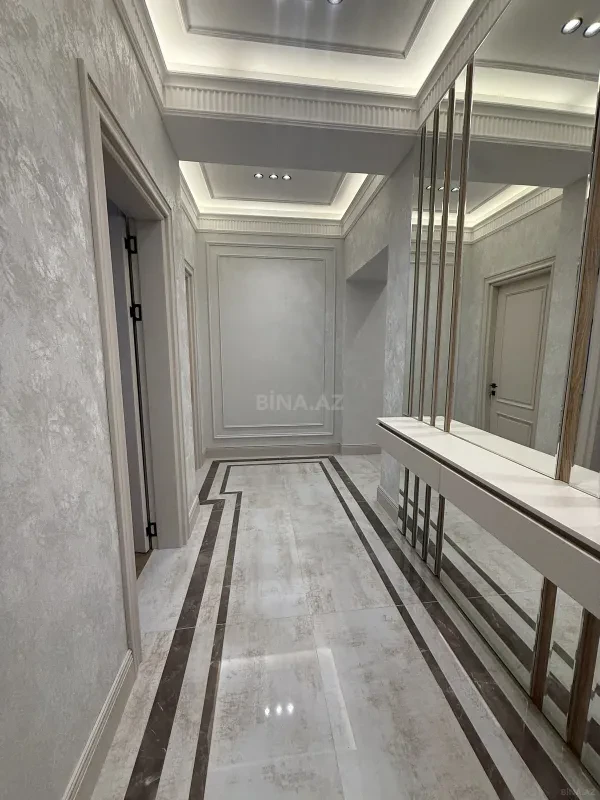 Satılır 4 otaqlı mənzil 186 m²