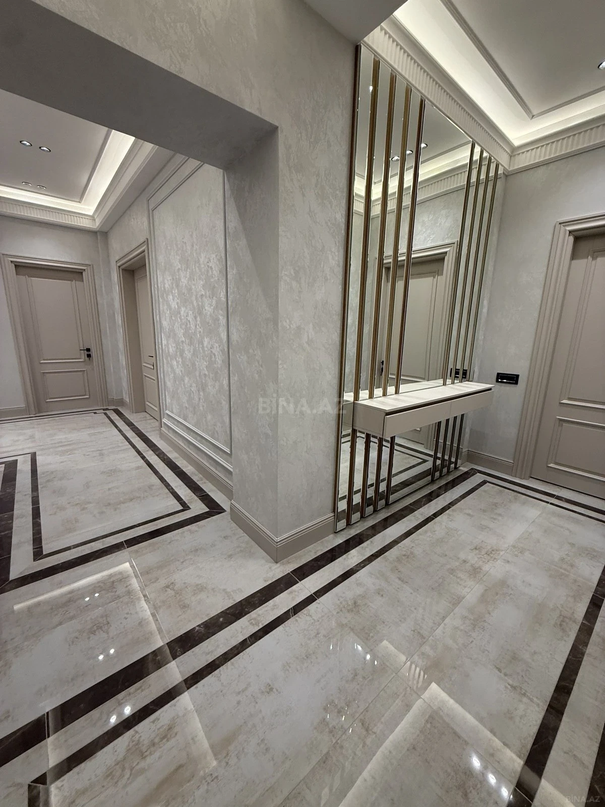 Satılır 4 otaqlı mənzil 186 m²