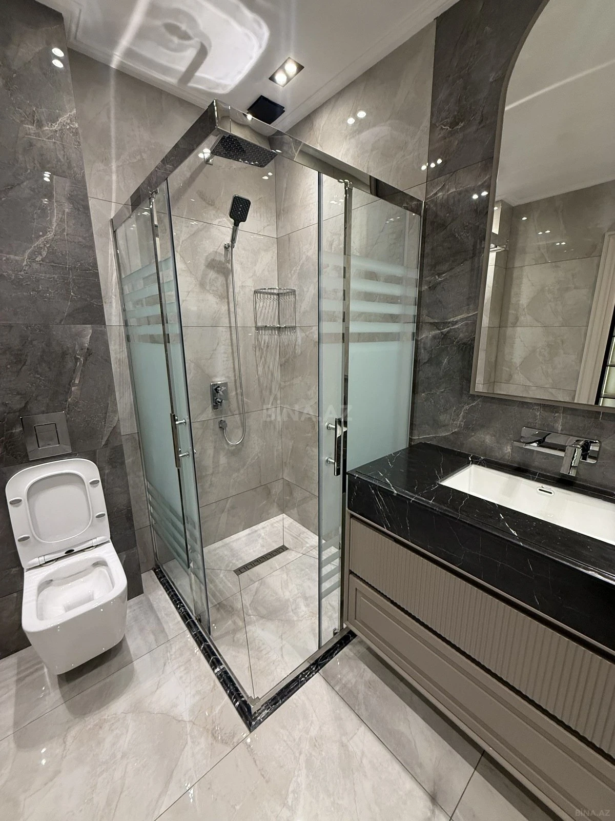Satılır 4 otaqlı mənzil 186 m²