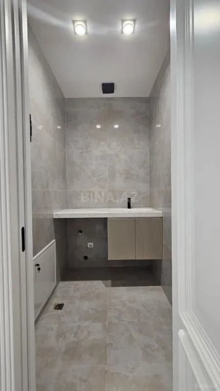 Satılır 4 otaqlı mənzil 178 m²