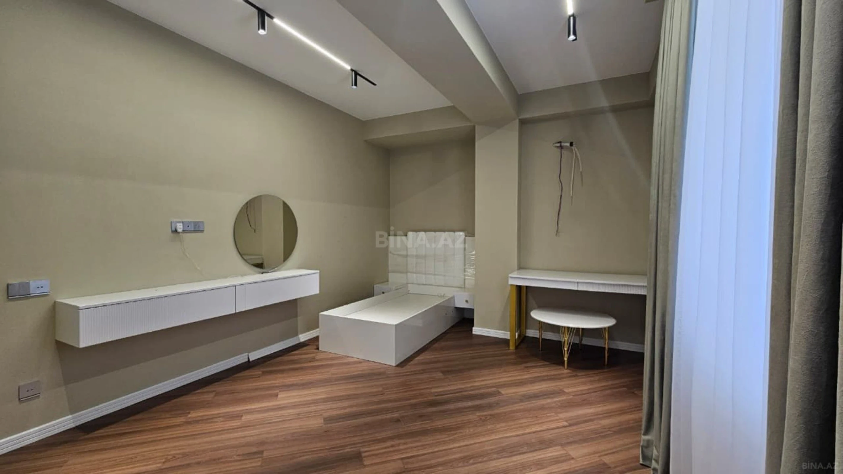 Satılır 4 otaqlı mənzil 178 m²