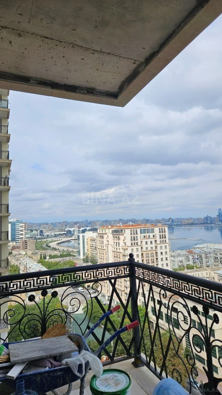 Satılır 4 otaqlı mənzil 178 m²