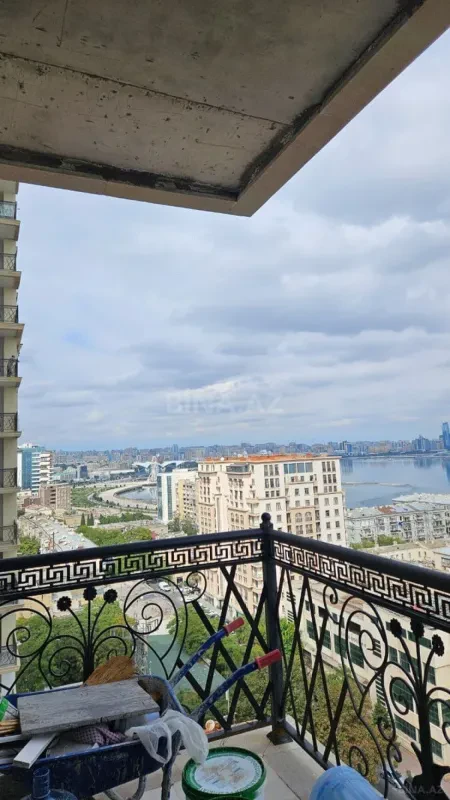 Satılır 4 otaqlı mənzil 178 m²